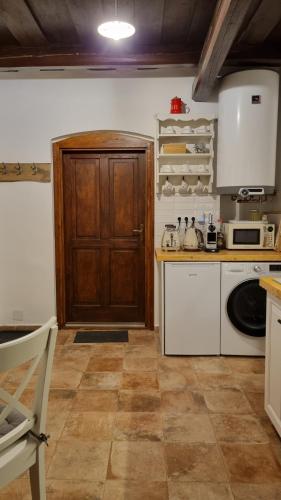 virtuve, Hutai Meseház (Hutai Mesehaz) in Háromhuta