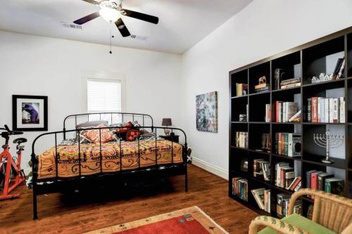 Artsy Heights House: Walk To Food-Bars-Shops-Trails, Kids & Pet Friendly in Houston, USA