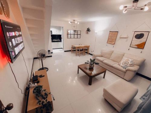 . Cozy Themed 2BR TownHouse - near Clark Airport - TRP1
