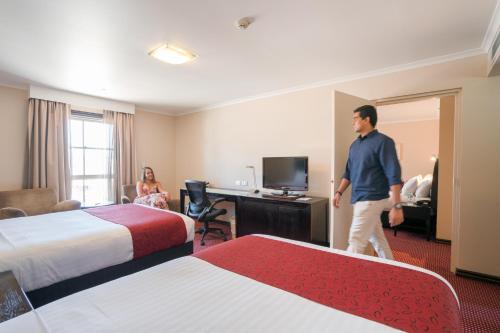 1 king bed, 2 double beds