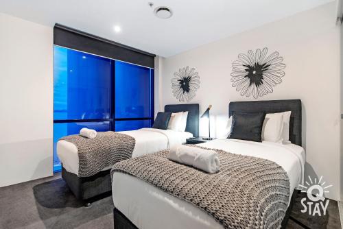 DREAM GETAWAY 4 Bedroom Executive Sub Penthouse SPA Apartment - KIDS STAY FREE!!!