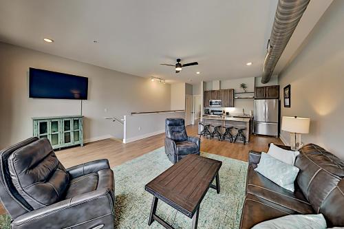 . Haywood Chic Retreat Unit 215