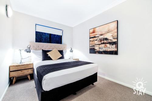 FAMILY GETAWAY Waterfront Broadbeach Waters Holiday House With Private Pool — KIDS STAY FREE!!!