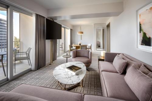 Signature 1 Bedroom Corner Suite 1 King