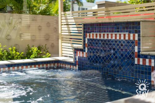 FAMILY GETAWAY Waterfront 4 Bedroom Home With Private Plunge Pool - KIDS STAY FREE!!!