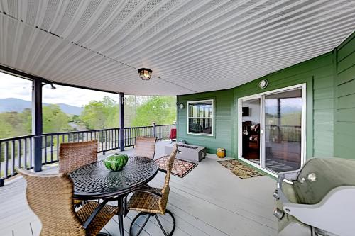 Peaks Oasis in Lake Lure, USA