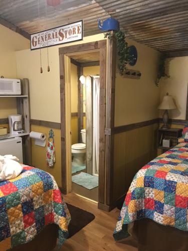 Acorn Hideaways Canton Charming Pioneer Suite 1890s General Store in Canton, USA