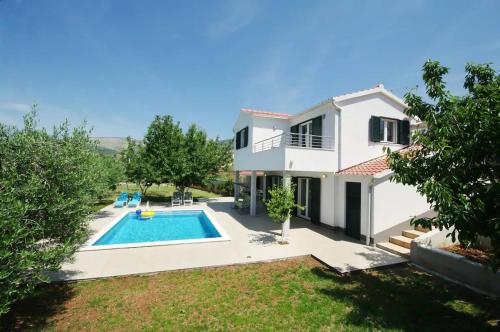 Villa Viki - with heated pool