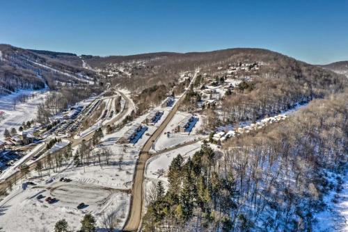 Townhome with Fireplace - Walk to Chairlift! in Ellicottville, USA