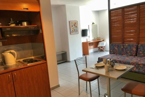 Caravel Hotel Apartments - image 8