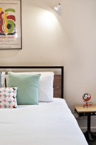 Spacious & Artistic Retro 2 Bedrooms Apt + SAUNA