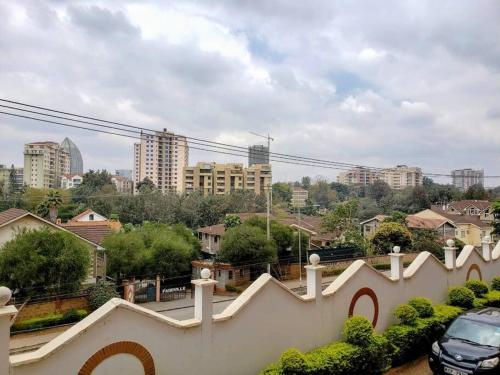 Kobe's modern 3 bedroom apartment with jacuzzi, pool and gym in Kilimani