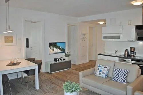 Villa Poseidon - WE 5 mit Strandkorb am Strand und strandnah in Binz, Deutschland