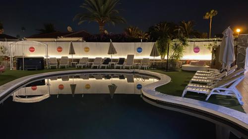 Rainbow Golf Bungalows Gay Men-only Resort - image 8