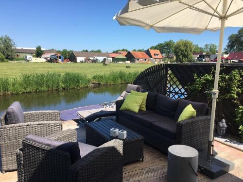  Holzhaus St.Pauli mit Steg und Wasseblick in Wervershoof
