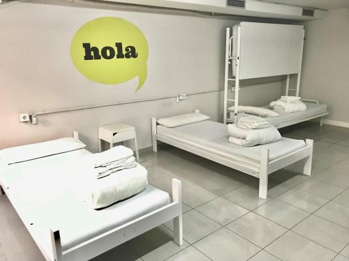 Hola Hostal Eixample - Hostel Room Type - Triple Room with Private Bathroom