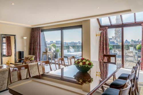 บริการและสิ่งอำนวยความสะดวก, วอริค บรัสเซลส์ - กร็องปลาซ (Warwick Brussels - Grand Place) near น้ำพุรูปปั้นเด็กผู้หญิงนั่งฉี่เจนเนเคพิส