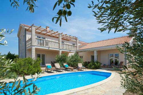 4 bedrooms, 5 beds