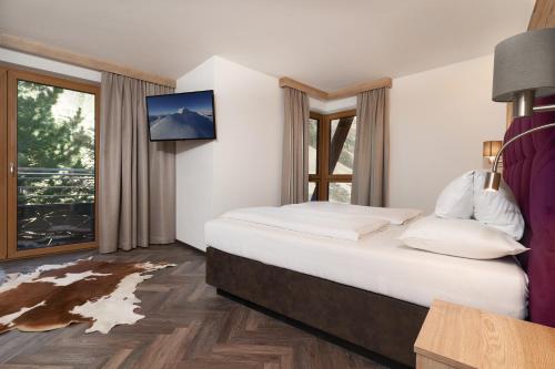 1 king bed, 1 twin bed, 1 sofa bed