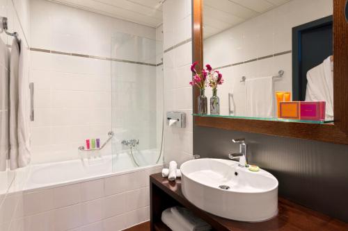 room detail thumbnail 2