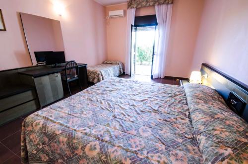 1 king bed, 1 twin bed