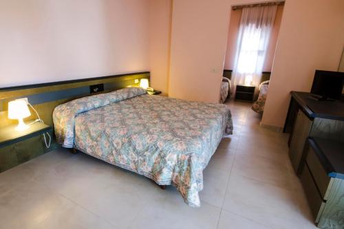 1 king bed, 2 twin beds