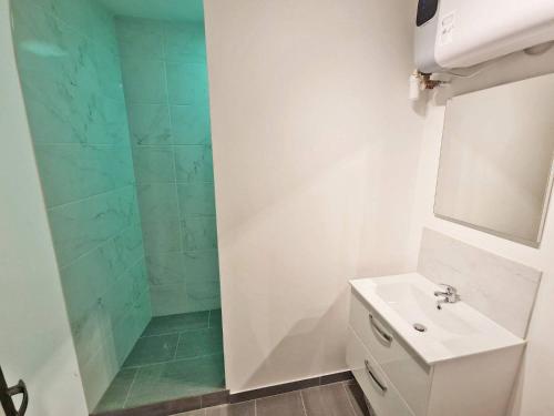 GregBnb - Centre Ancien - T2 style loft - Tap to explore photos