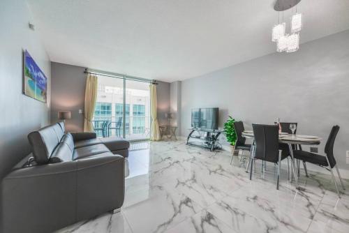 LUXURIOUS 1 BR Penthouse With Free Parking and Pool in Miami, USA