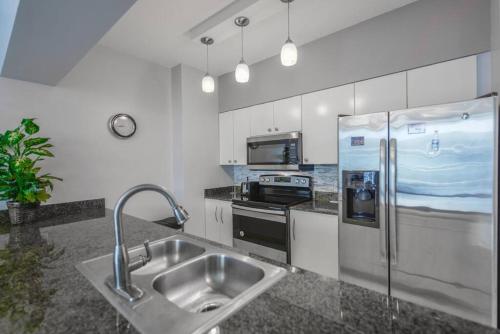 LUXURIOUS 1 BR Penthouse With Free Parking and Pool in Miami, USA