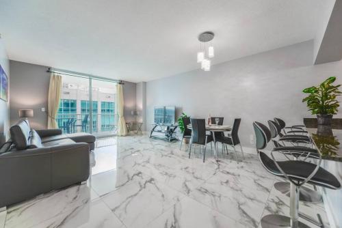 LUXURIOUS 1 BR Penthouse With Free Parking and Pool in Miami, USA