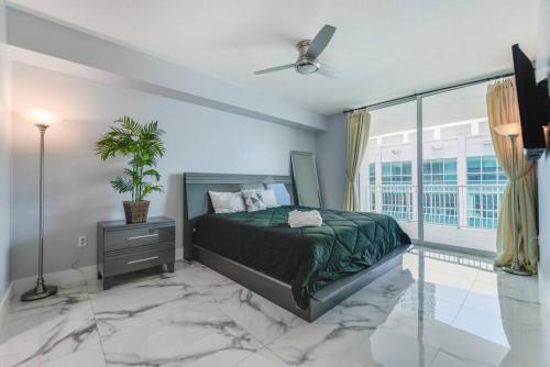 LUXURIOUS 1 BR Penthouse With Free Parking and Pool in Miami, USA