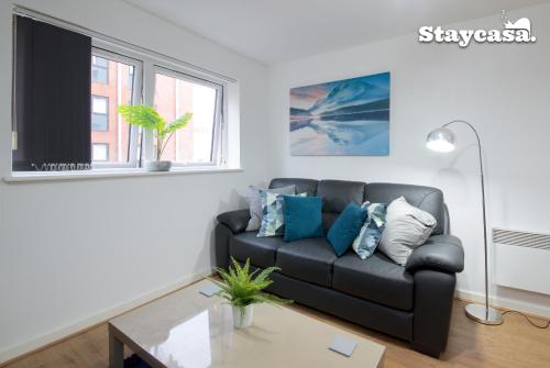 Central Manchester two Bedroom Flat with Parking