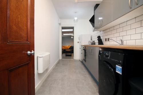 The Bank - LONG STAY OFFER - 1 Bed City Centre Apartment with Parking by CTO Serviced Apartments