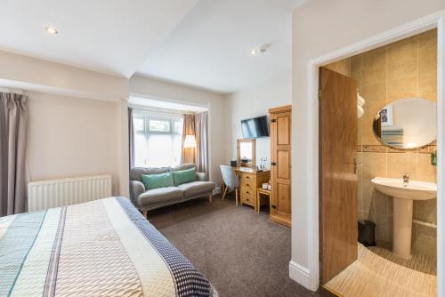 Tudor Lodge - image 2