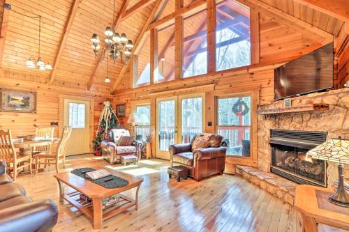 Creekside Sevierville Cabin Game Room and Hot Tub! in Sevierville, USA