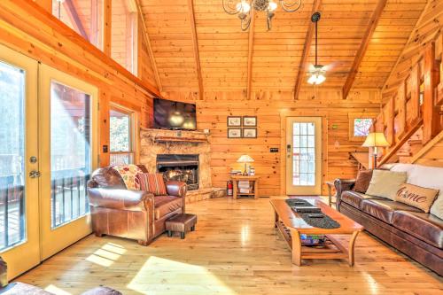 Creekside Sevierville Cabin Game Room and Hot Tub! in Sevierville, USA