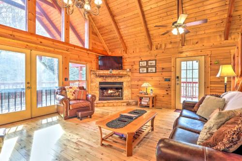 Creekside Sevierville Cabin Game Room and Hot Tub! in Sevierville, USA