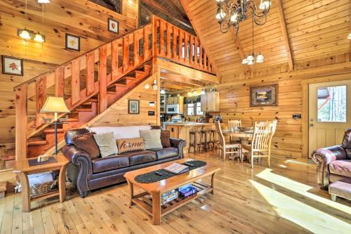 Creekside Sevierville Cabin Game Room and Hot Tub! in Sevierville, USA