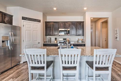 Dreamy Windsor Home with Grill about 3 Miles to Lake! in Windsor, USA