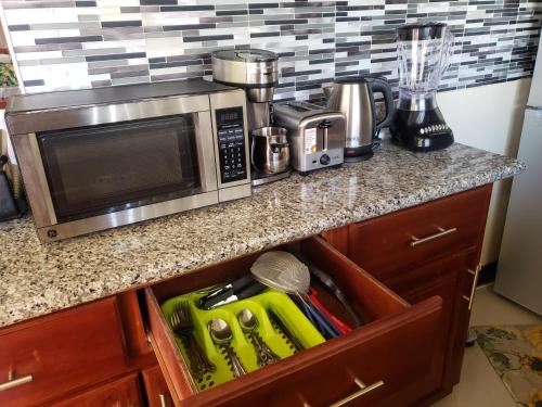 Konyha, Irie HideAway - Private Studio in Gated Community --Caribbean Estates, Portmore in Portmore