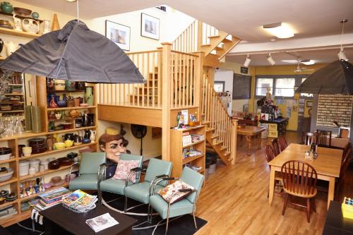Ray's Bucktown Bed and Breakfast - image 7