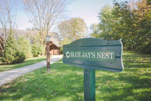 Blue Jays Nest Cabin by Amish Country Lodging in Berlin, USA