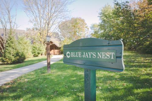 Blue Jays Nest Cabin by Amish Country Lodging