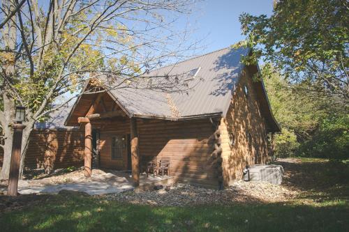 Blue Jays Nest Cabin by Amish Country Lodging