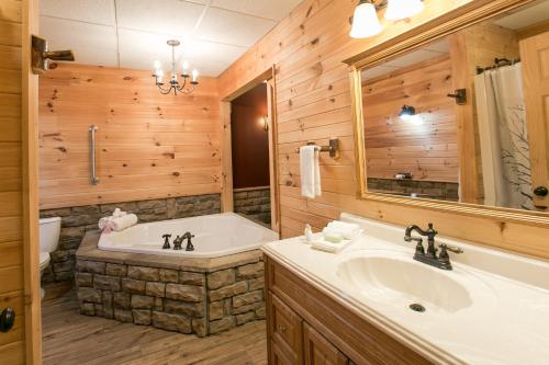 Blue Jays Nest Cabin by Amish Country Lodging in Berlin, USA