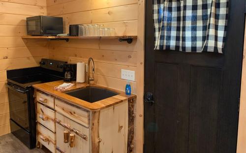 Briarwood Cabin by Amish Country Lodging in Berlin, USA