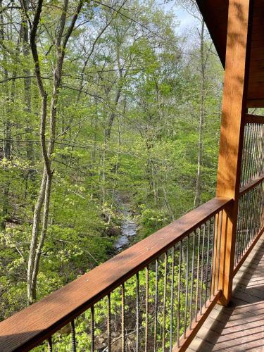 Cricket Hill Treehouse B by Amish Country Lodging