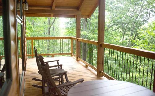 Cricket Hill Treehouse B by Amish Country Lodging