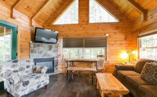Evergreen Cabin by Amish Country Lodging in Millersburg, USA