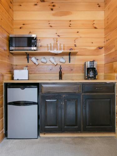 Farmhouse Suites by Amish Country Lodging thumb 2